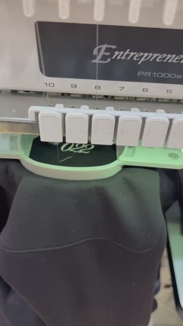 Broderie dorée du survêtement Golden Hive en cours de réalisation